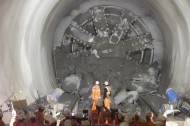 tbm_victoria_breaks_through_into_whitechapel_134404