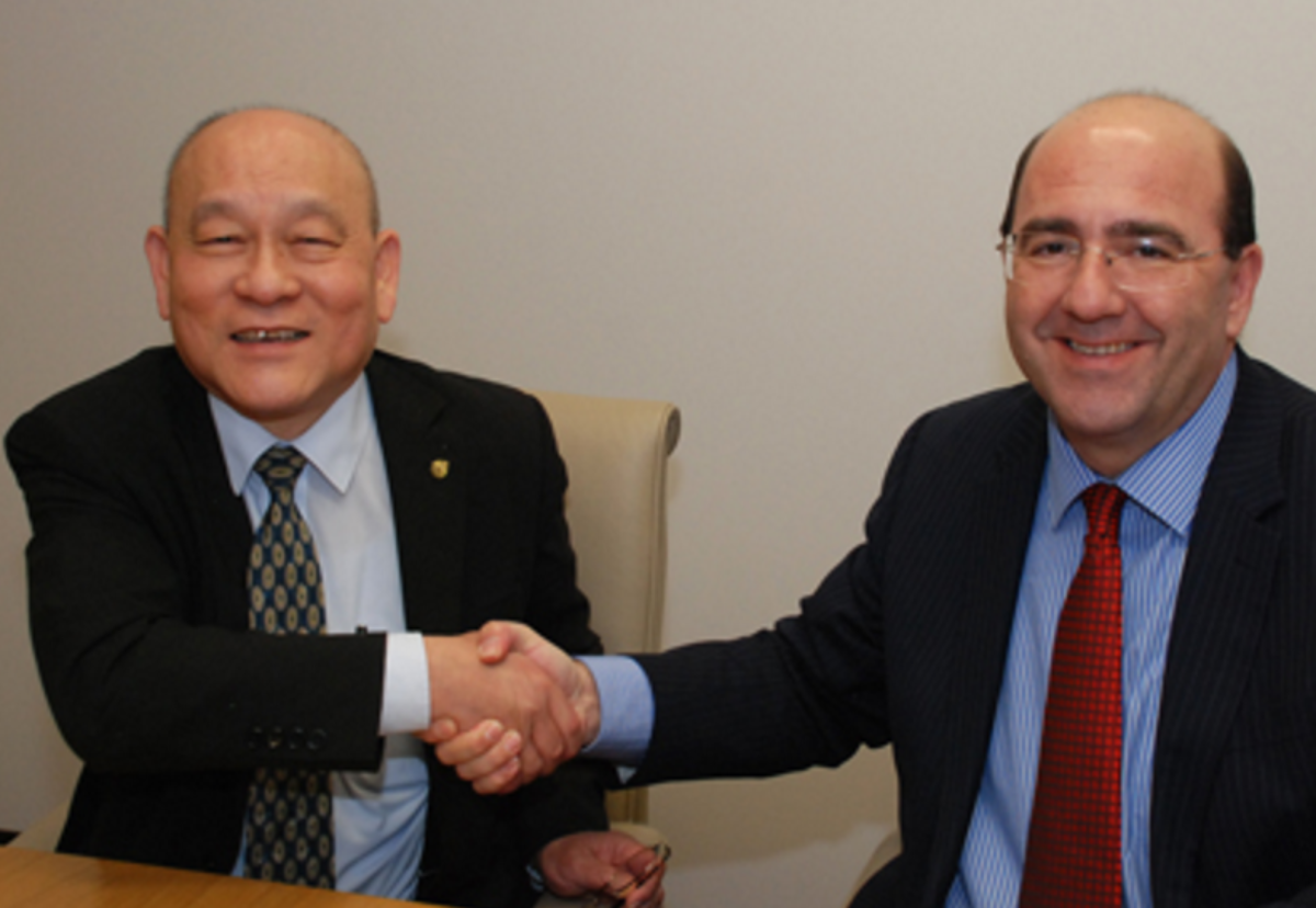 The University's Dean of Art , Design and Architecture Professor Mike Kagioglou strikes deal with BECGI Construction (UK)'s director Yewcheong Lau