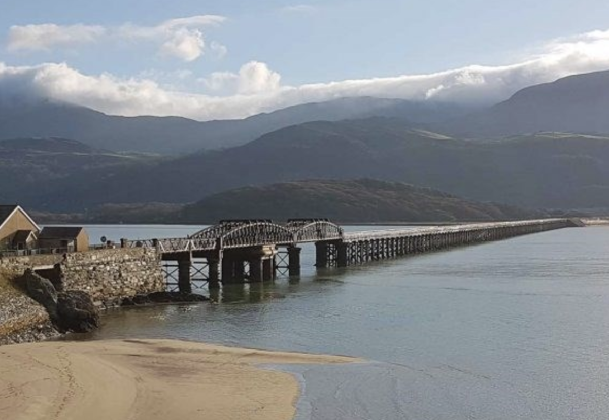 The viaduct is located on the Cambrian Coast line, between Pwllheli and Machynlleth