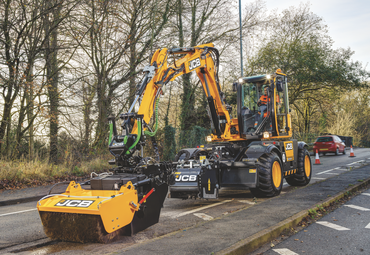 Hydradig machine is fixed with cut, crop and clean tools