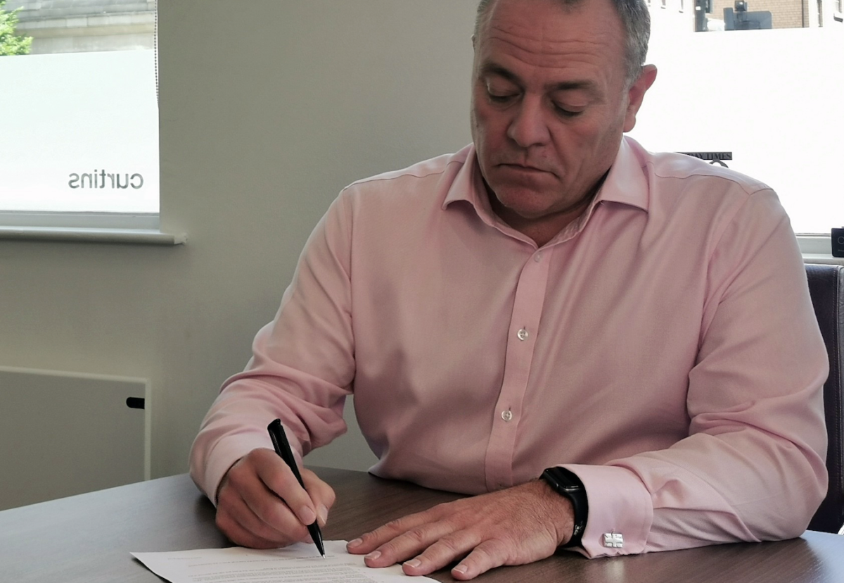 Curtins chief Rob Melling signs EOT