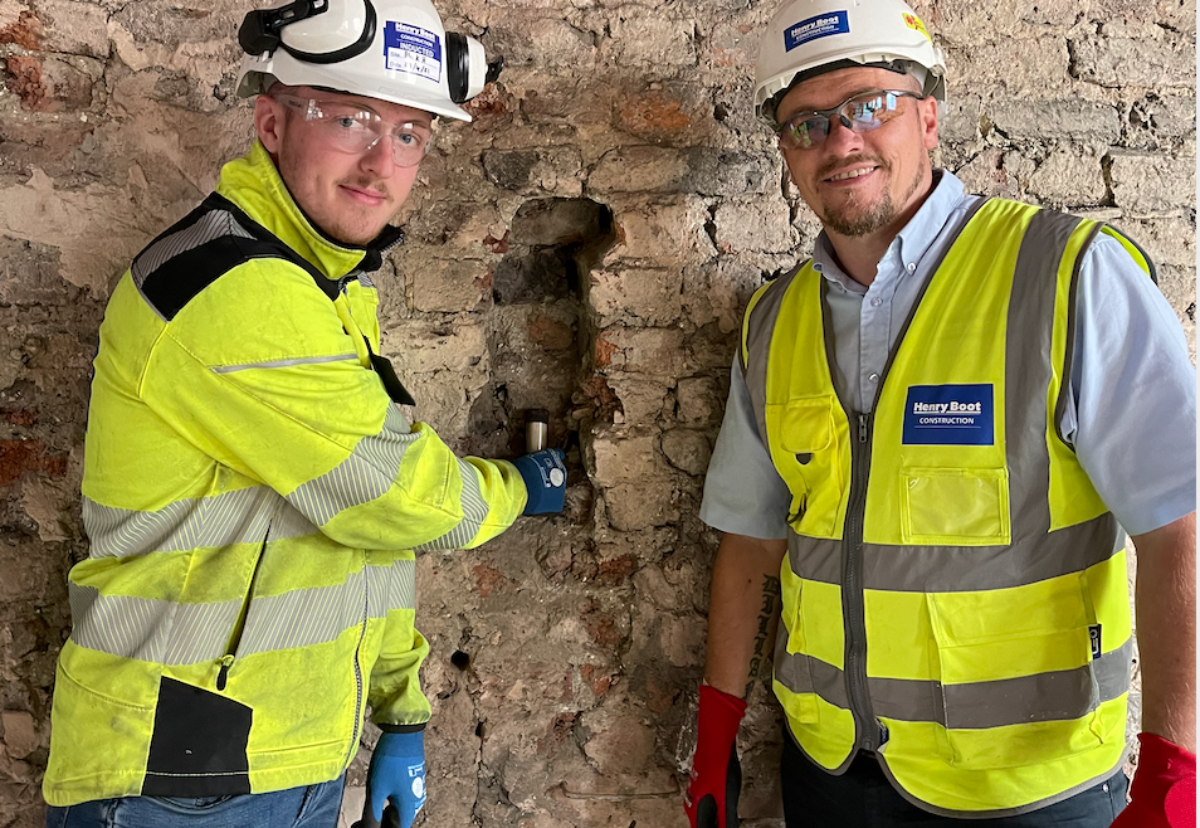 Senior Site Supervisor Carl Gelder (right) and Apprentice Harry Rodgers (left) return the letters 