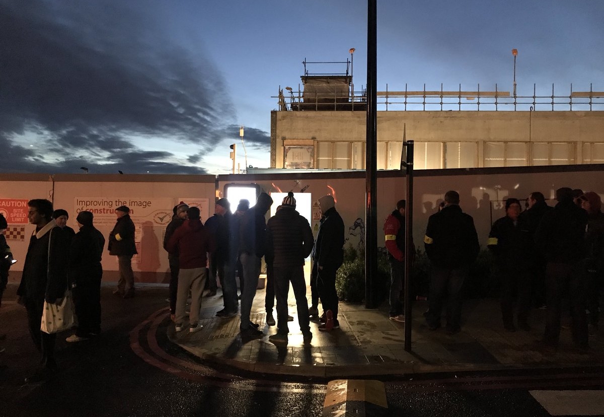 Pickets gather at the site gates early on Wednesday morning. Picture courtesy of Twitter/Unite the Resistance