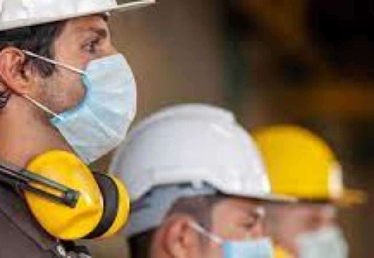 Industry leaders call on contractors to ensure workers in enclosed spaces like site meeting rooms and welfare cabins keep masks on