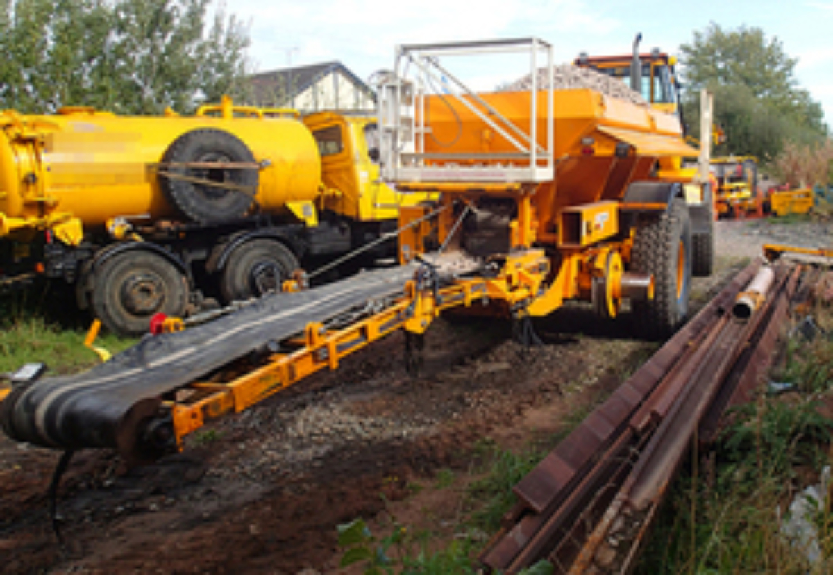 The road-rail ballast distributor involved in the collision 