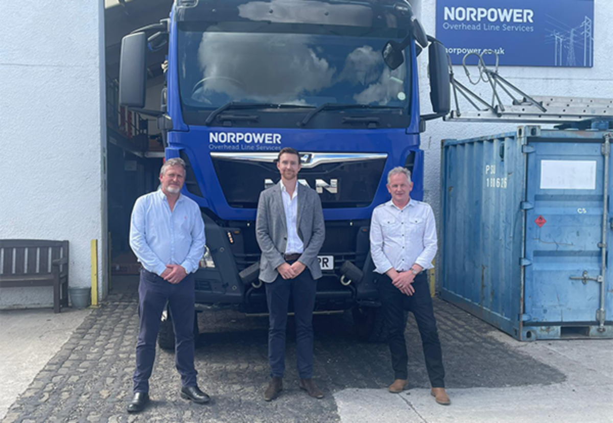 From left to right: Neil Lamont (Operations Director, NorPower), Scott Van Der Vord (CEO, VINCI Energies UK & RoI) and Alistair MacLeod (Managing Director, NorPower) 